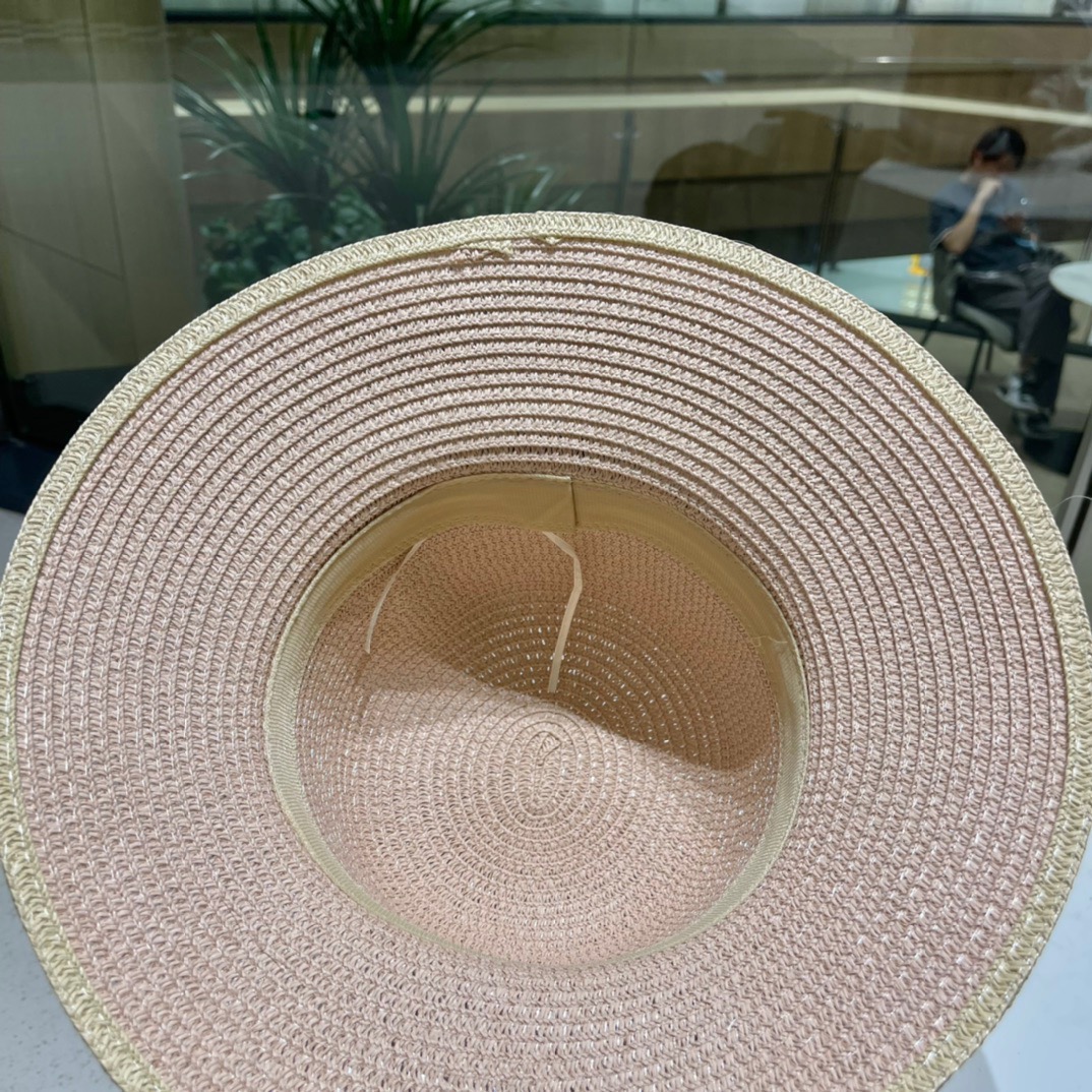  新款LV 草编经典爆款盆帽草帽礼帽🤩简约大方，百搭单品～出街首选，新款帽型超美腻