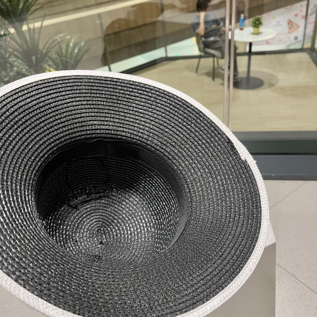  新款LV 草编经典爆款盆帽草帽礼帽🤩简约大方，百搭单品～出街首选，新款帽型超美腻