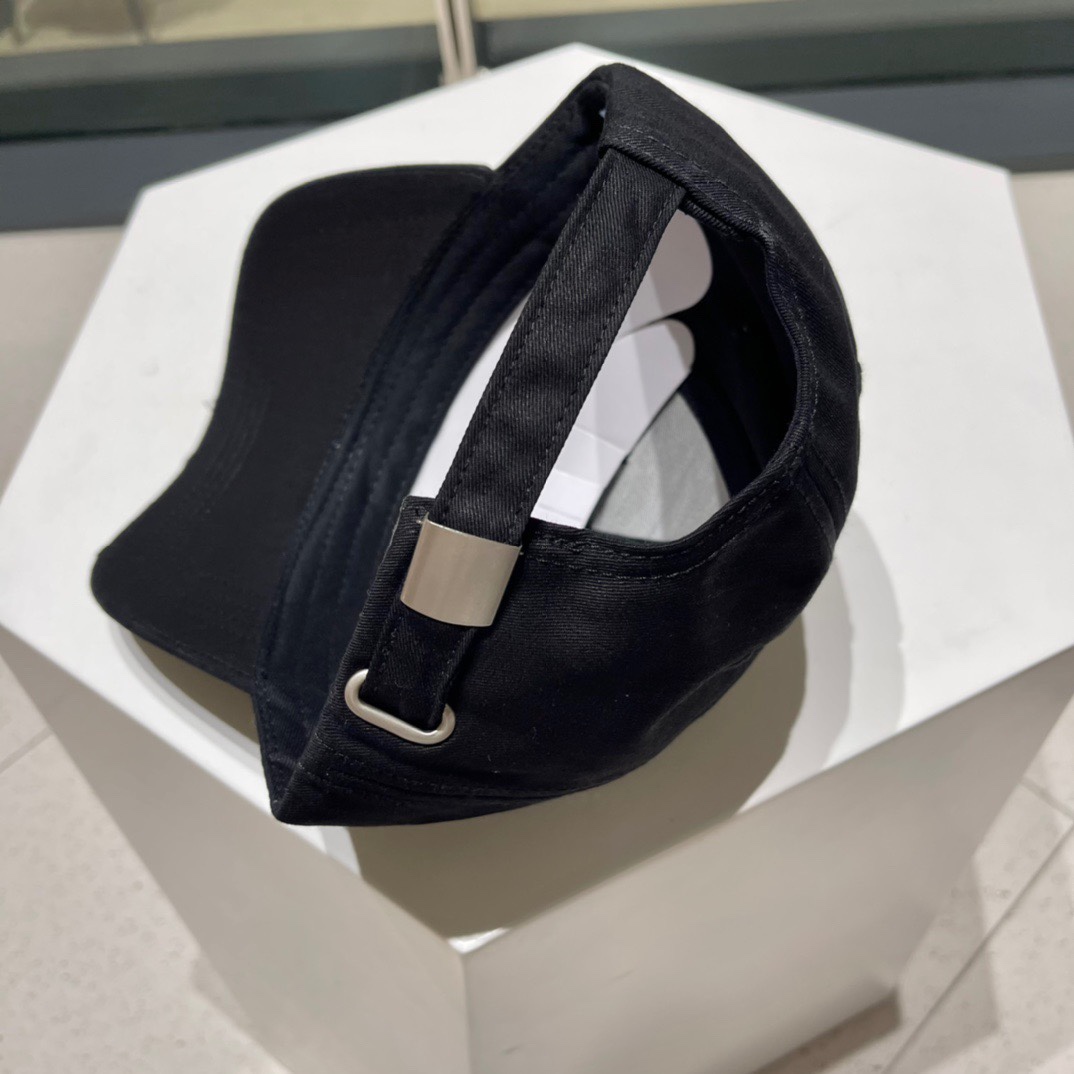  PRADA 普拉达 新品棒球帽 代购版本！时尚潮流，高端做工！非一般的品质，细节看实拍哦