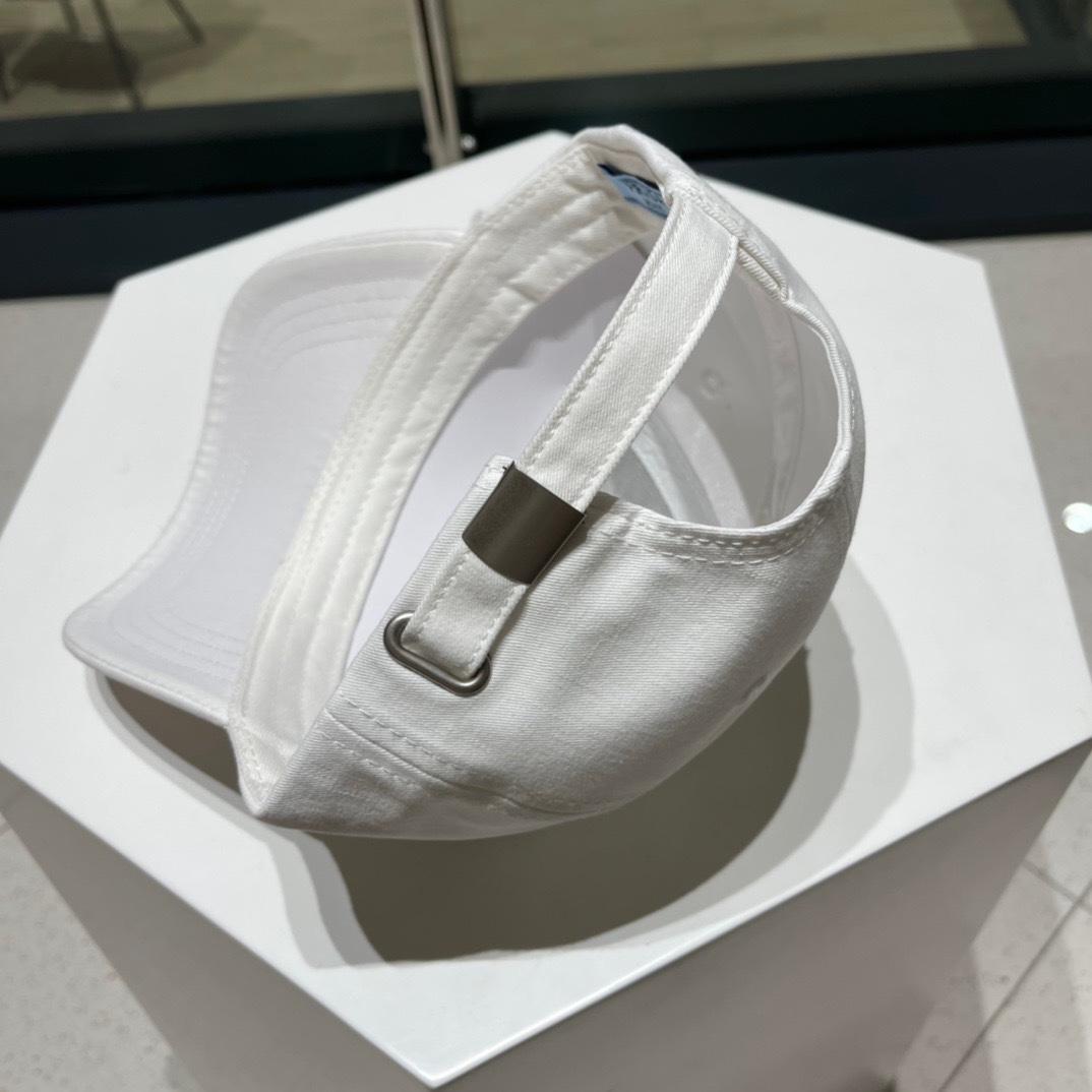  PRADA 普拉达 新品棒球帽 代购版本！时尚潮流，高端做工！非一般的品质，细节看实拍哦