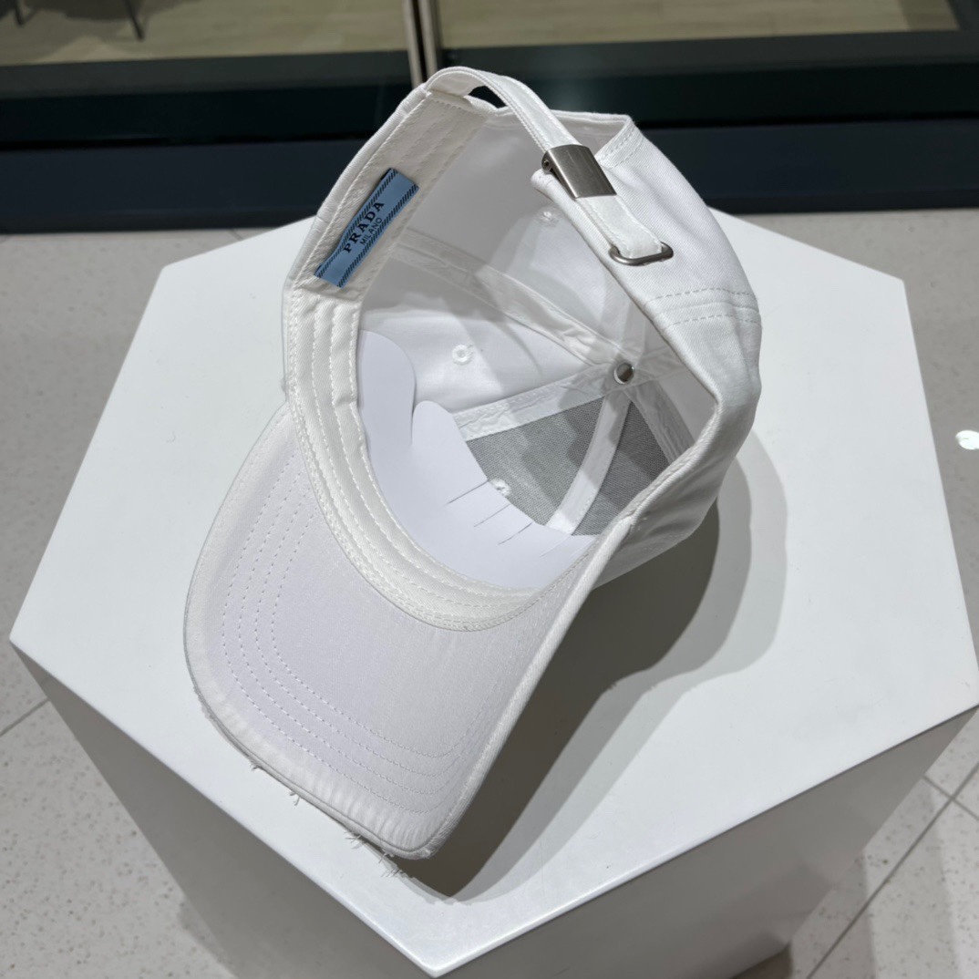  PRADA 普拉达 新品棒球帽 代购版本！时尚潮流，高端做工！非一般的品质，细节看实拍哦