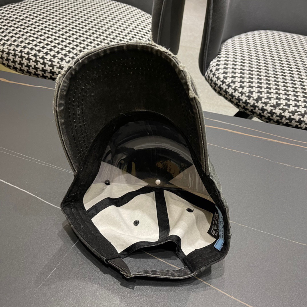  普拉达Prada 新款经典三角标棒球帽日常刚需 颜色完美 帽型正点 简直谁戴都好看🧐质量超赞👍