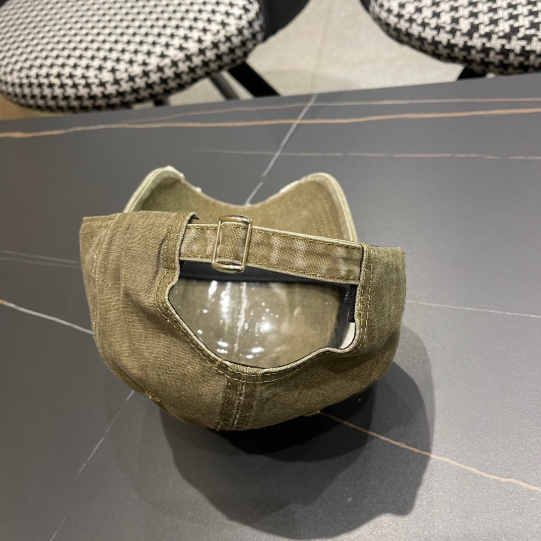  普拉达Prada 新款经典三角标棒球帽日常刚需 颜色完美 帽型正点 简直谁戴都好看🧐质量超赞👍