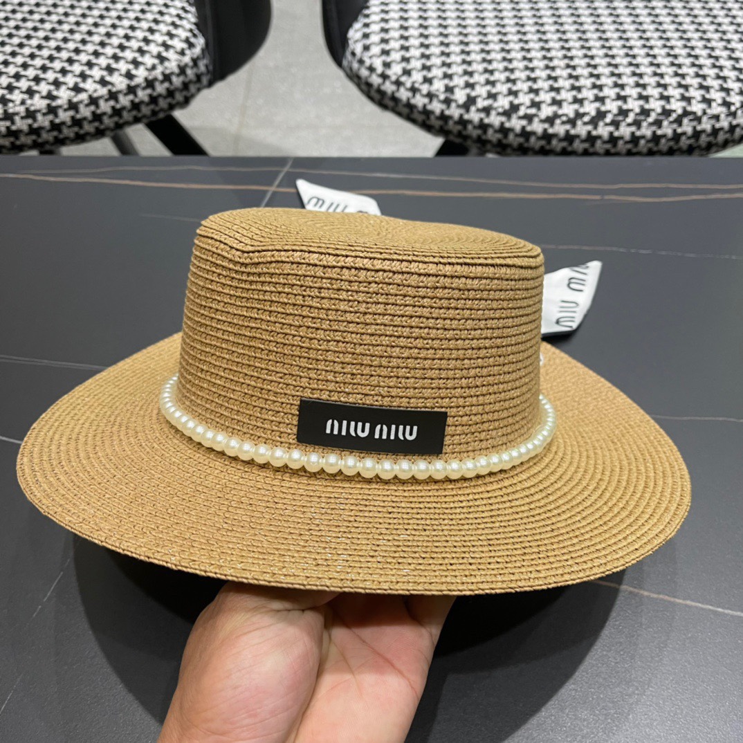  MiU MiU缪缪新品 渔夫款草帽！
四色现货来袭   夏季度假⛱️首选系列   上脸显瘦 洋气十足的