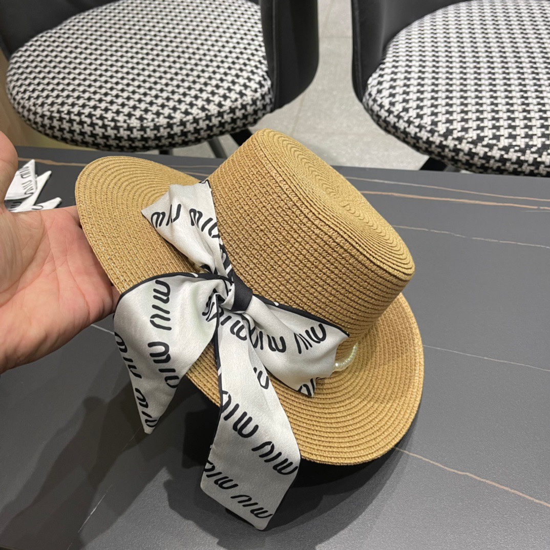  MiU MiU缪缪新品 渔夫款草帽！
四色现货来袭   夏季度假⛱️首选系列   上脸显瘦 洋气十足的