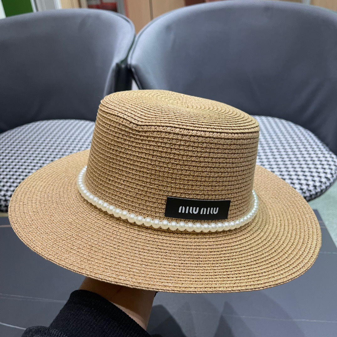  MiU MiU缪缪新品 渔夫款草帽！
四色现货来袭   夏季度假⛱️首选系列   上脸显瘦 洋气十足的