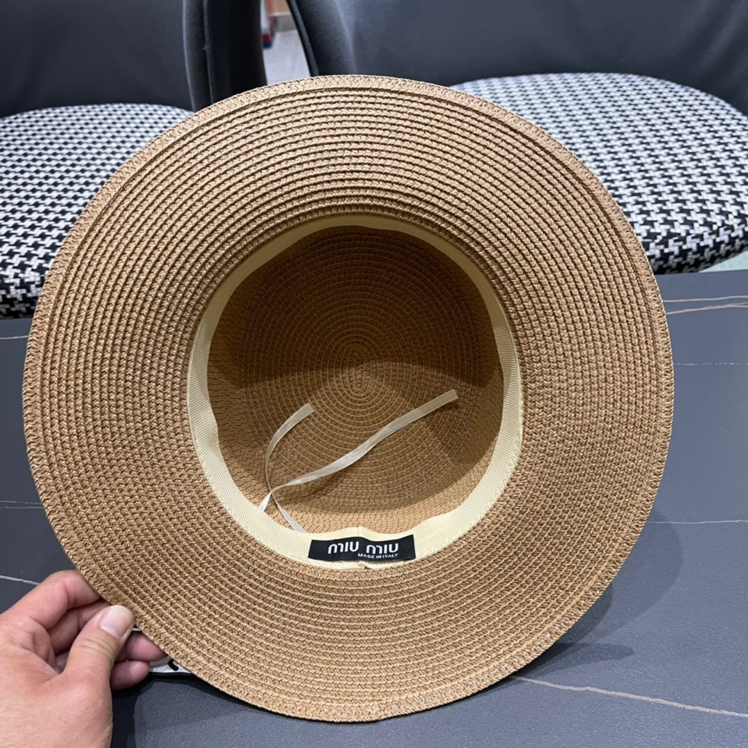  MiU MiU缪缪新品 渔夫款草帽！
四色现货来袭   夏季度假⛱️首选系列   上脸显瘦 洋气十足的