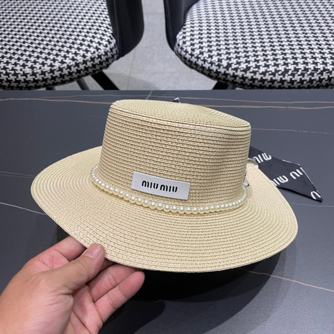  MiU MiU缪缪新品 渔夫款草帽！
四色现货来袭   夏季度假⛱️首选系列   上脸显瘦 洋气十足的