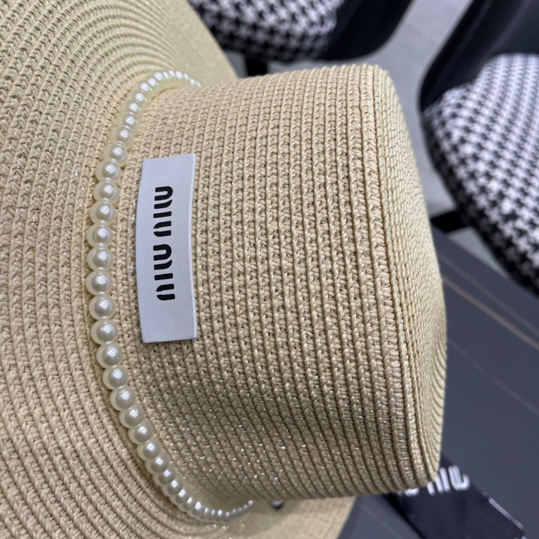  MiU MiU缪缪新品 渔夫款草帽！
四色现货来袭   夏季度假⛱️首选系列   上脸显瘦 洋气十足的