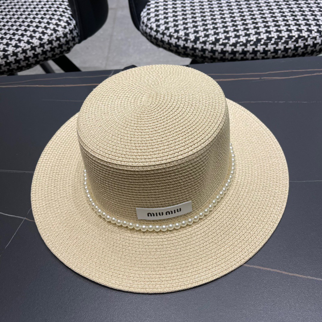  MiU MiU缪缪新品 渔夫款草帽！
四色现货来袭   夏季度假⛱️首选系列   上脸显瘦 洋气十足的