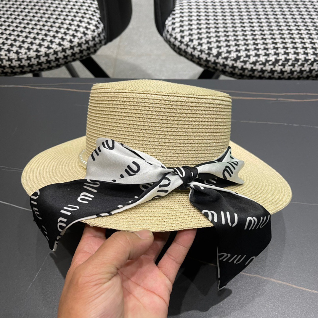  MiU MiU缪缪新品 渔夫款草帽！
四色现货来袭   夏季度假⛱️首选系列   上脸显瘦 洋气十足的