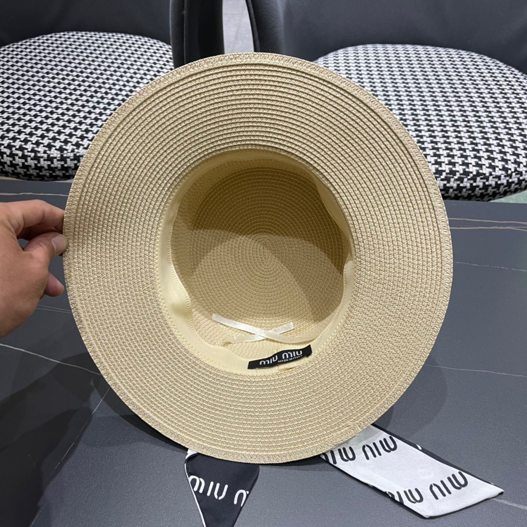  MiU MiU缪缪新品 渔夫款草帽！
四色现货来袭   夏季度假⛱️首选系列   上脸显瘦 洋气十足的