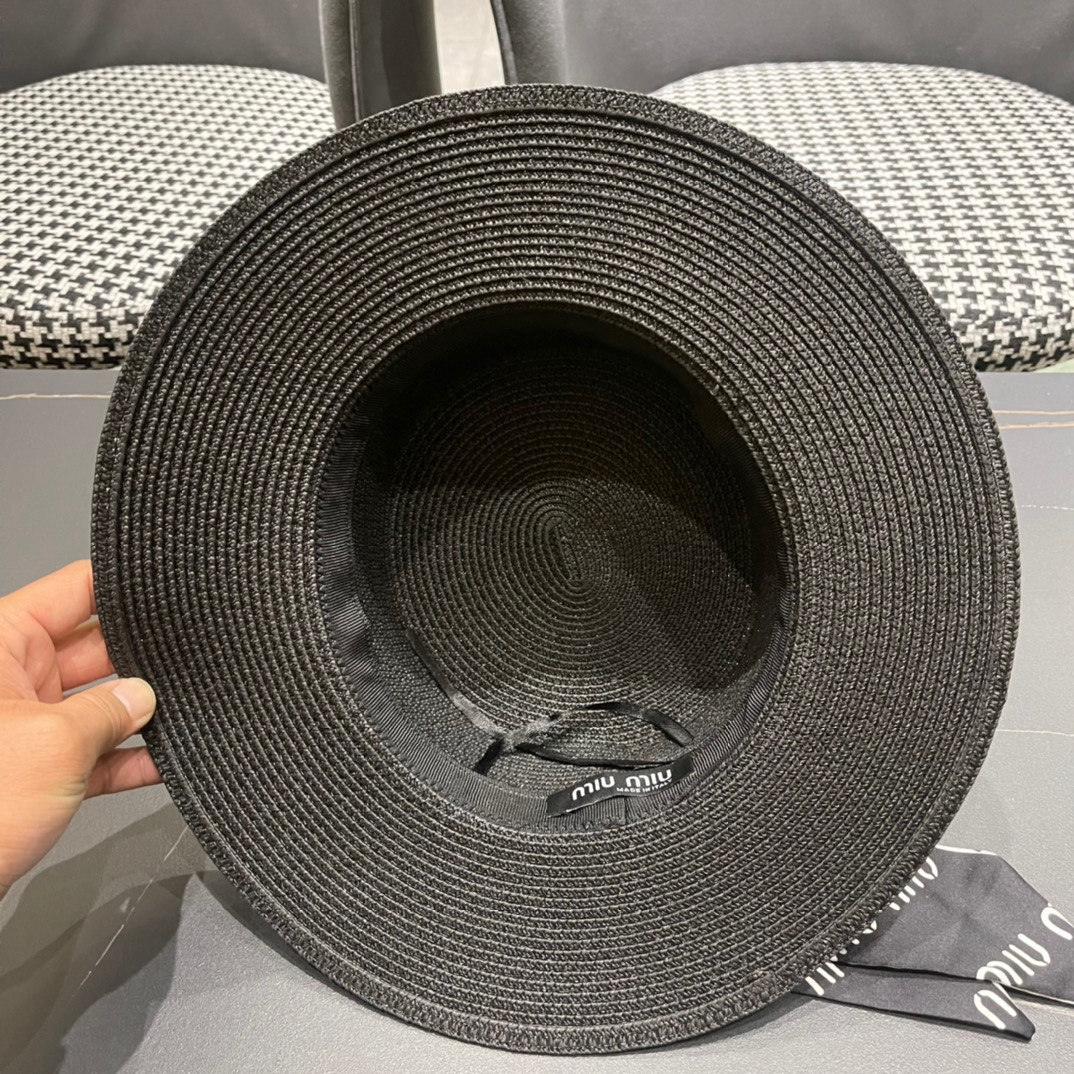 MiU MiU缪缪新品 渔夫款草帽！
四色现货来袭   夏季度假⛱️首选系列   上脸显瘦 洋气十足的