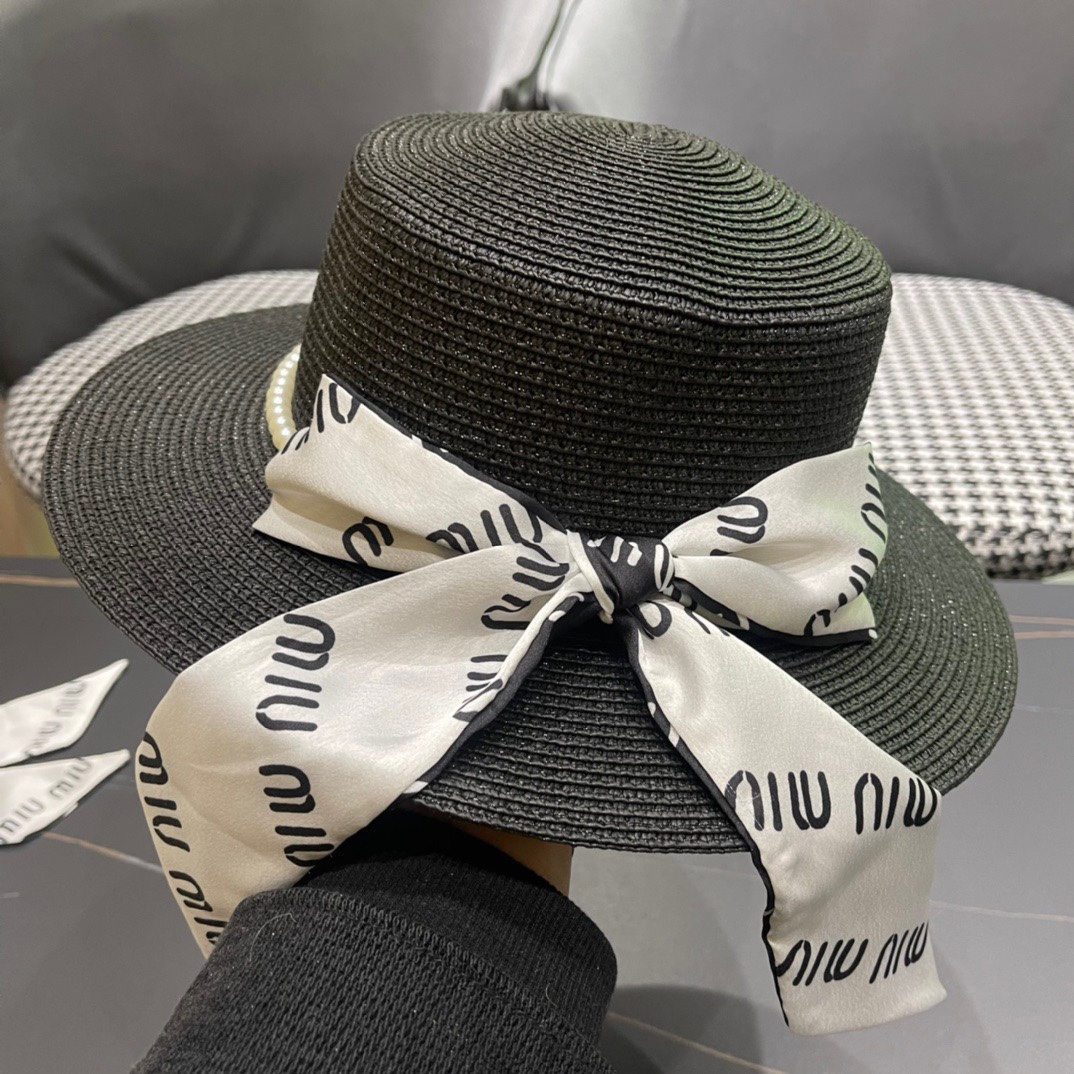  MiU MiU缪缪新品 渔夫款草帽！
四色现货来袭   夏季度假⛱️首选系列   上脸显瘦 洋气十足的