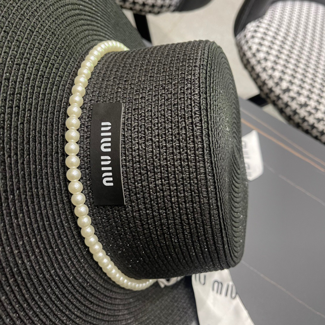  MiU MiU缪缪新品 渔夫款草帽！
四色现货来袭   夏季度假⛱️首选系列   上脸显瘦 洋气十足的