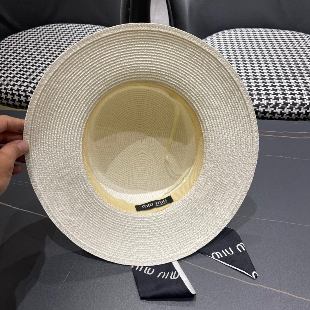  MiU MiU缪缪新品 渔夫款草帽！
四色现货来袭   夏季度假⛱️首选系列   上脸显瘦 洋气十足的