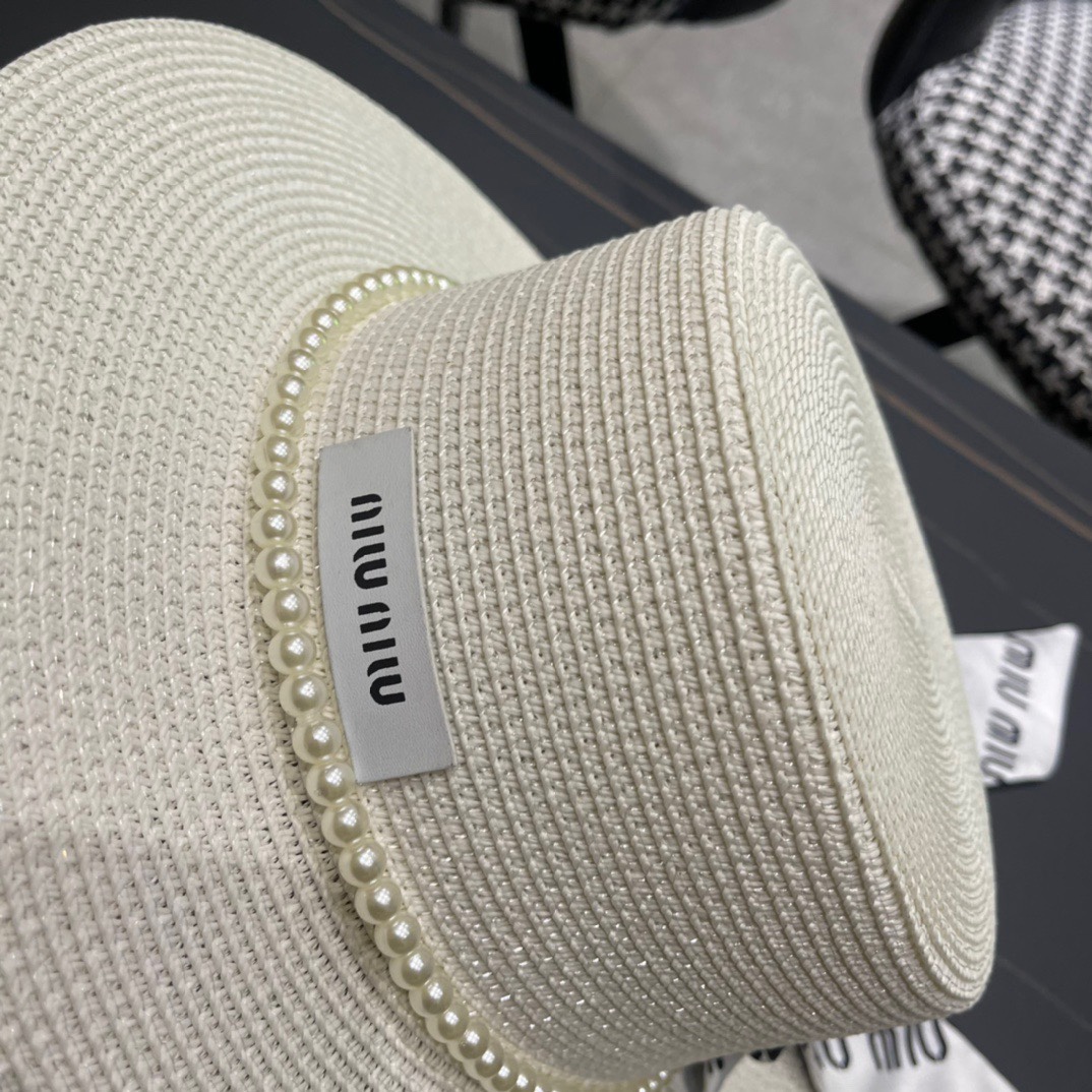  MiU MiU缪缪新品 渔夫款草帽！
四色现货来袭   夏季度假⛱️首选系列   上脸显瘦 洋气十足的