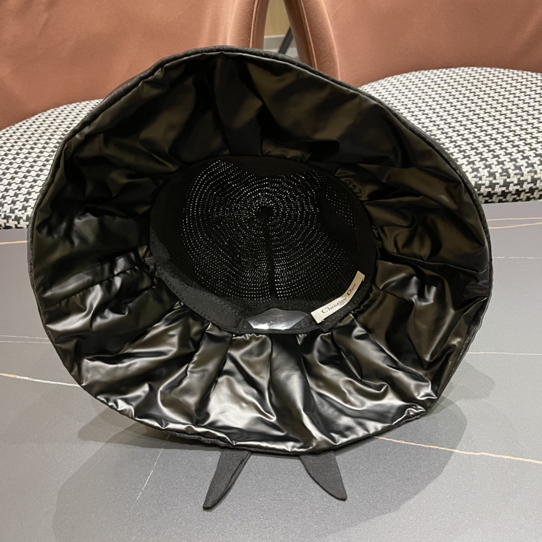   LV路易威登渔夫帽，出门必备，非常显脸小