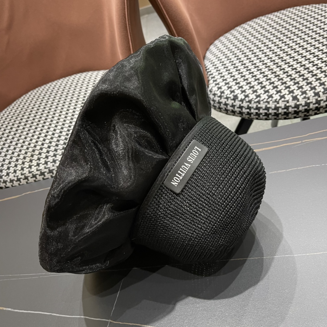   LV路易威登渔夫帽，出门必备，非常显脸小