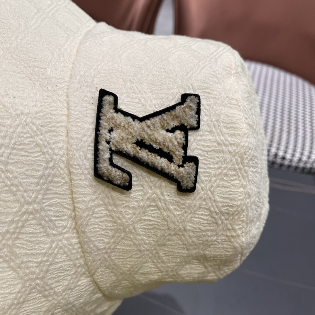 LV渔夫帽🧢2024新款路易威登渔夫帽火爆出货，百搭单品🥰随便搭配都很好看 