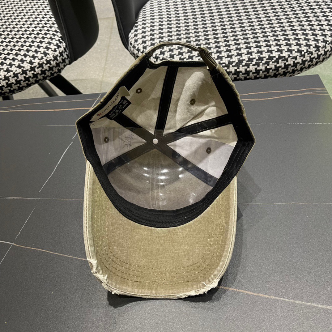 
蒙口的春季棒球帽
轻薄进口料子四季都通用👍 特调的帽型就是又挺拔 又显脸小 闭眼入阿铁子们❗️