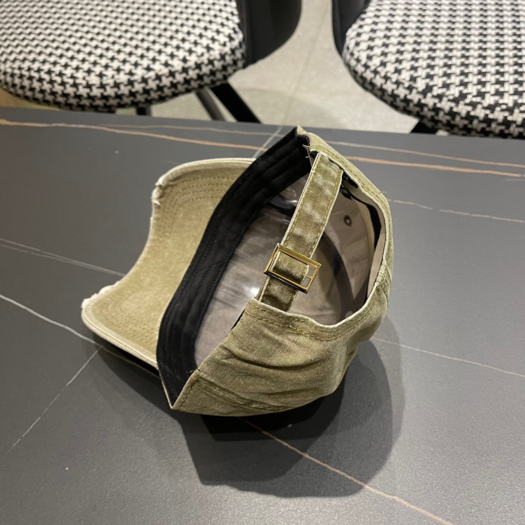 
蒙口的春季棒球帽
轻薄进口料子四季都通用👍 特调的帽型就是又挺拔 又显脸小 闭眼入阿铁子们❗️