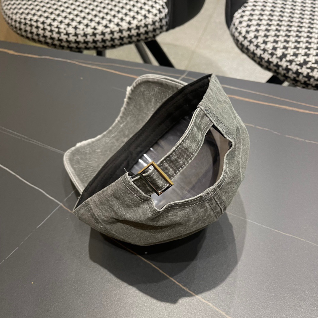 
蒙口的春季棒球帽
轻薄进口料子四季都通用👍 特调的帽型就是又挺拔 又显脸小 闭眼入阿铁子们❗️