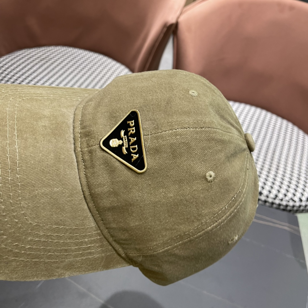  普拉达Prada 经典三角标棒球帽🧢颜色完美 帽型正点 简直谁戴都好看🧐质量超赞👍 时尚百搭