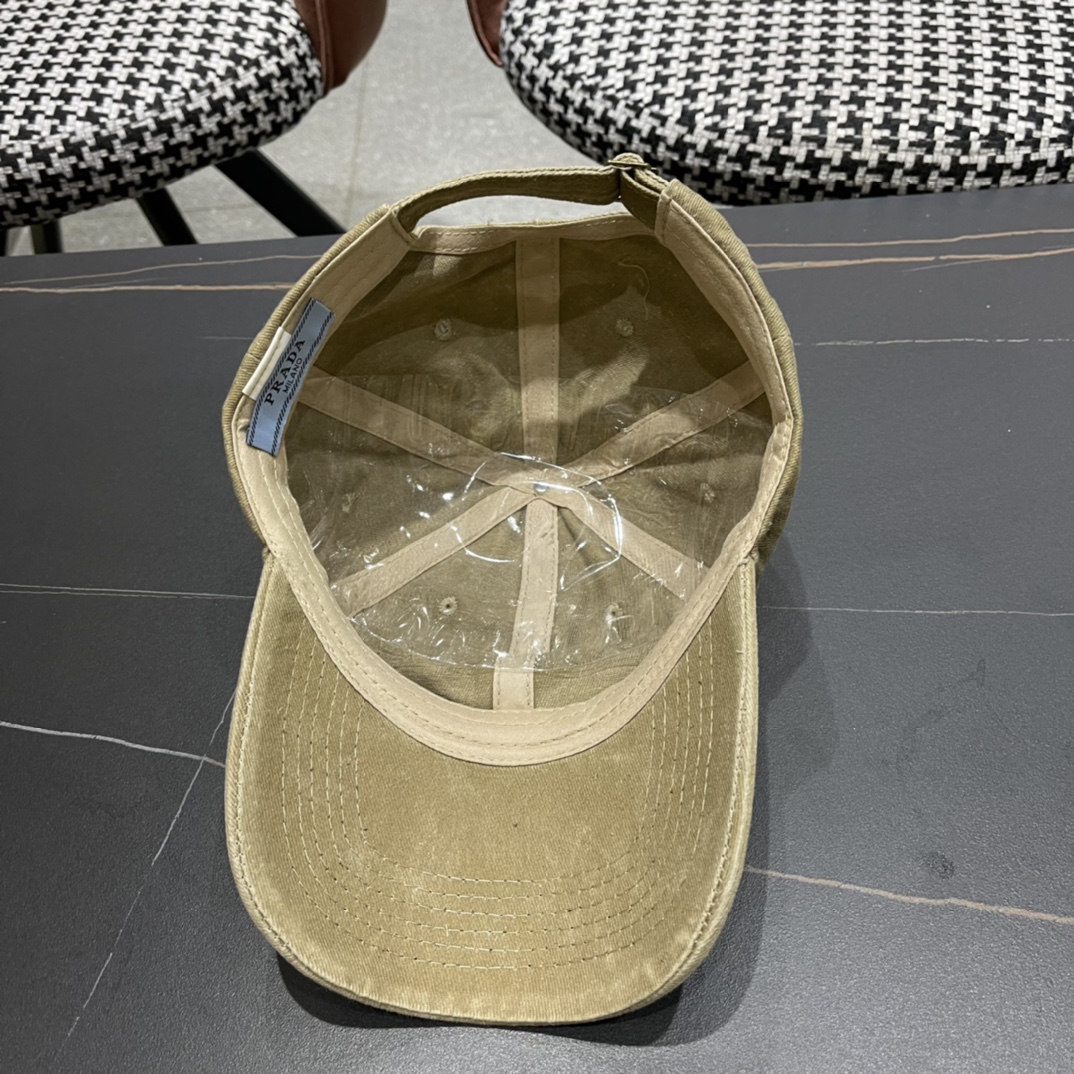  普拉达Prada 经典三角标棒球帽🧢颜色完美 帽型正点 简直谁戴都好看🧐质量超赞👍 时尚百搭