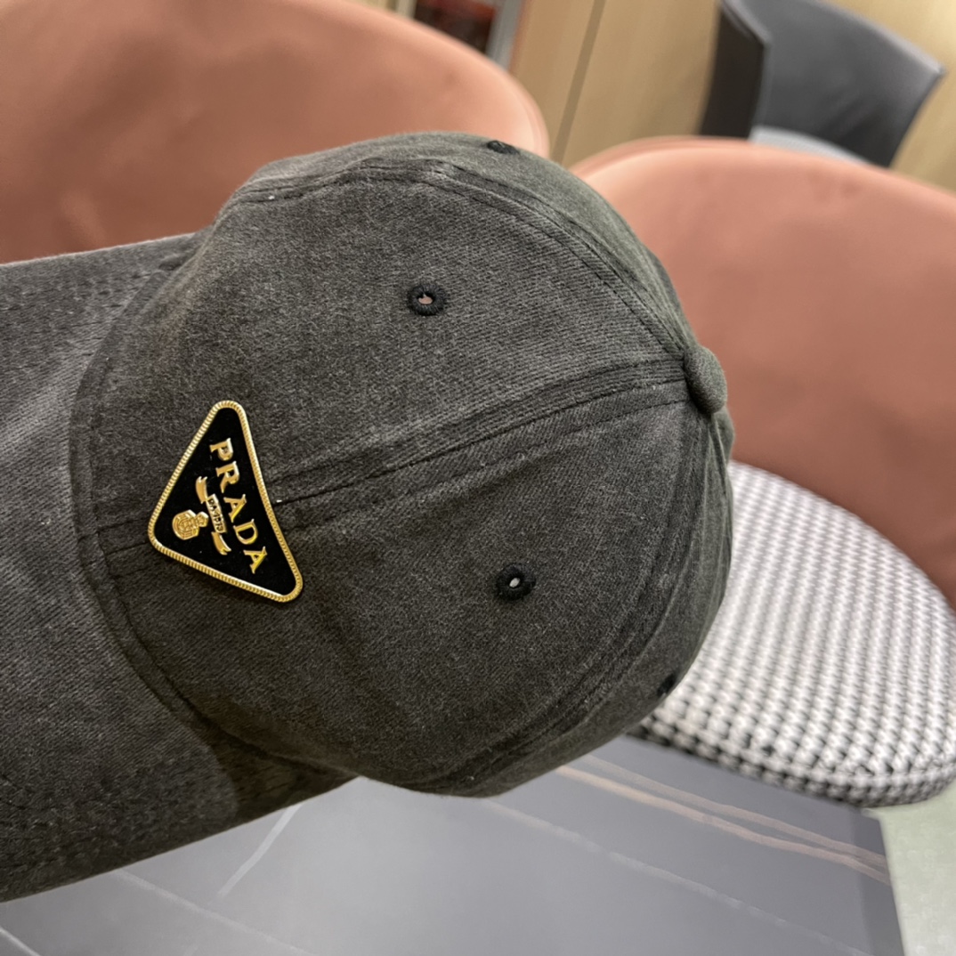  普拉达Prada 经典三角标棒球帽🧢颜色完美 帽型正点 简直谁戴都好看🧐质量超赞👍 时尚百搭