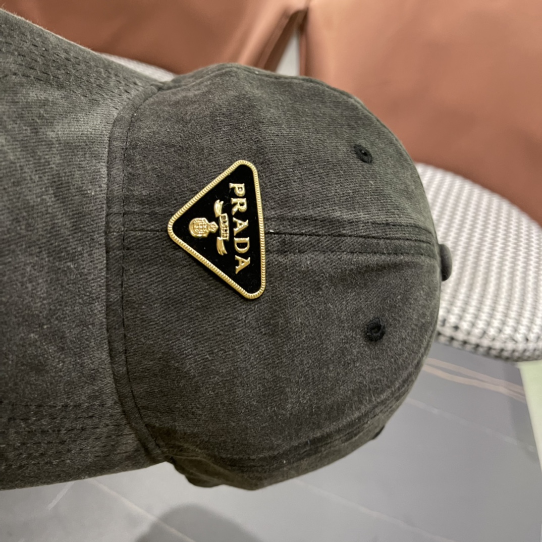  普拉达Prada 经典三角标棒球帽🧢颜色完美 帽型正点 简直谁戴都好看🧐质量超赞👍 时尚百搭