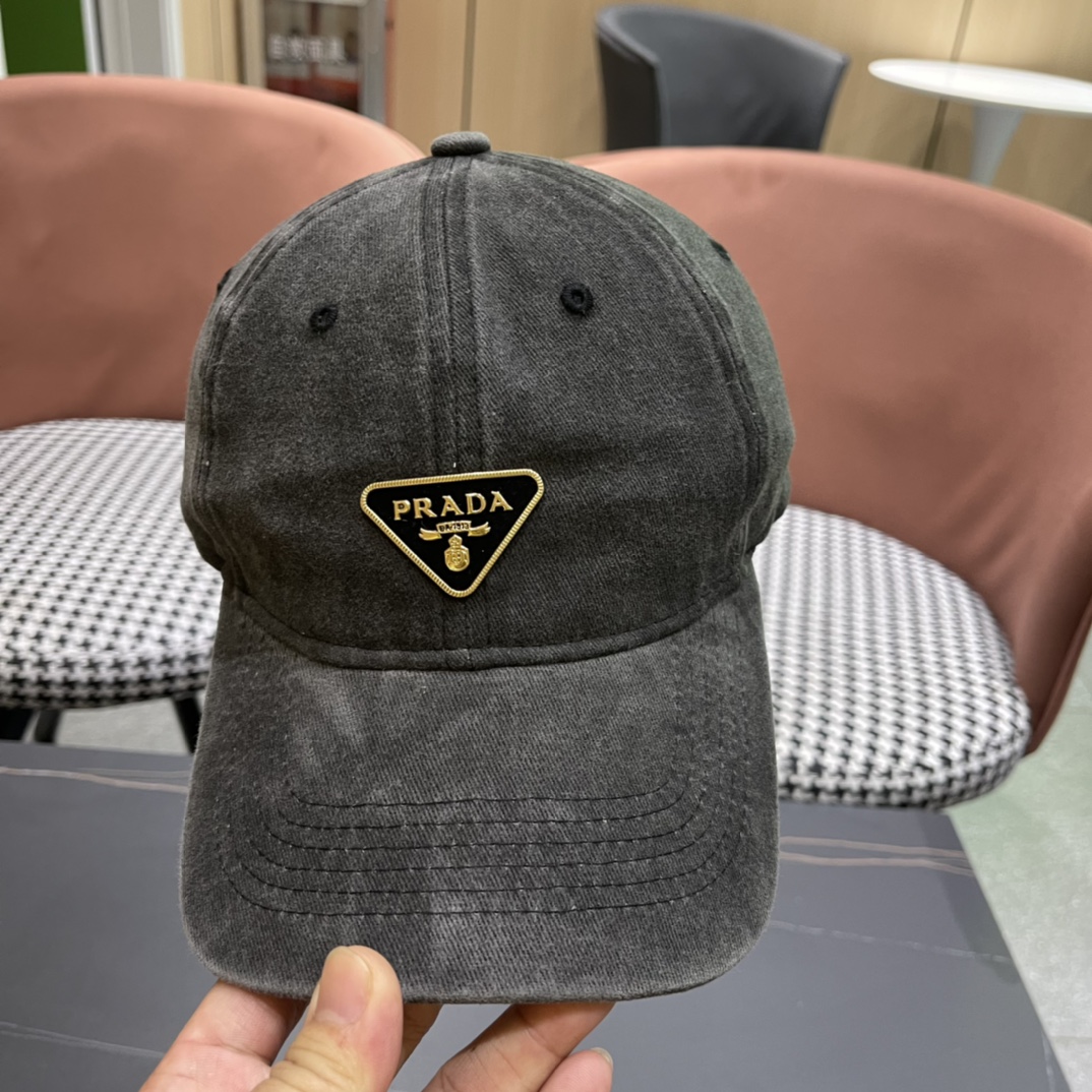  普拉达Prada 经典三角标棒球帽🧢颜色完美 帽型正点 简直谁戴都好看🧐质量超赞👍 时尚百搭