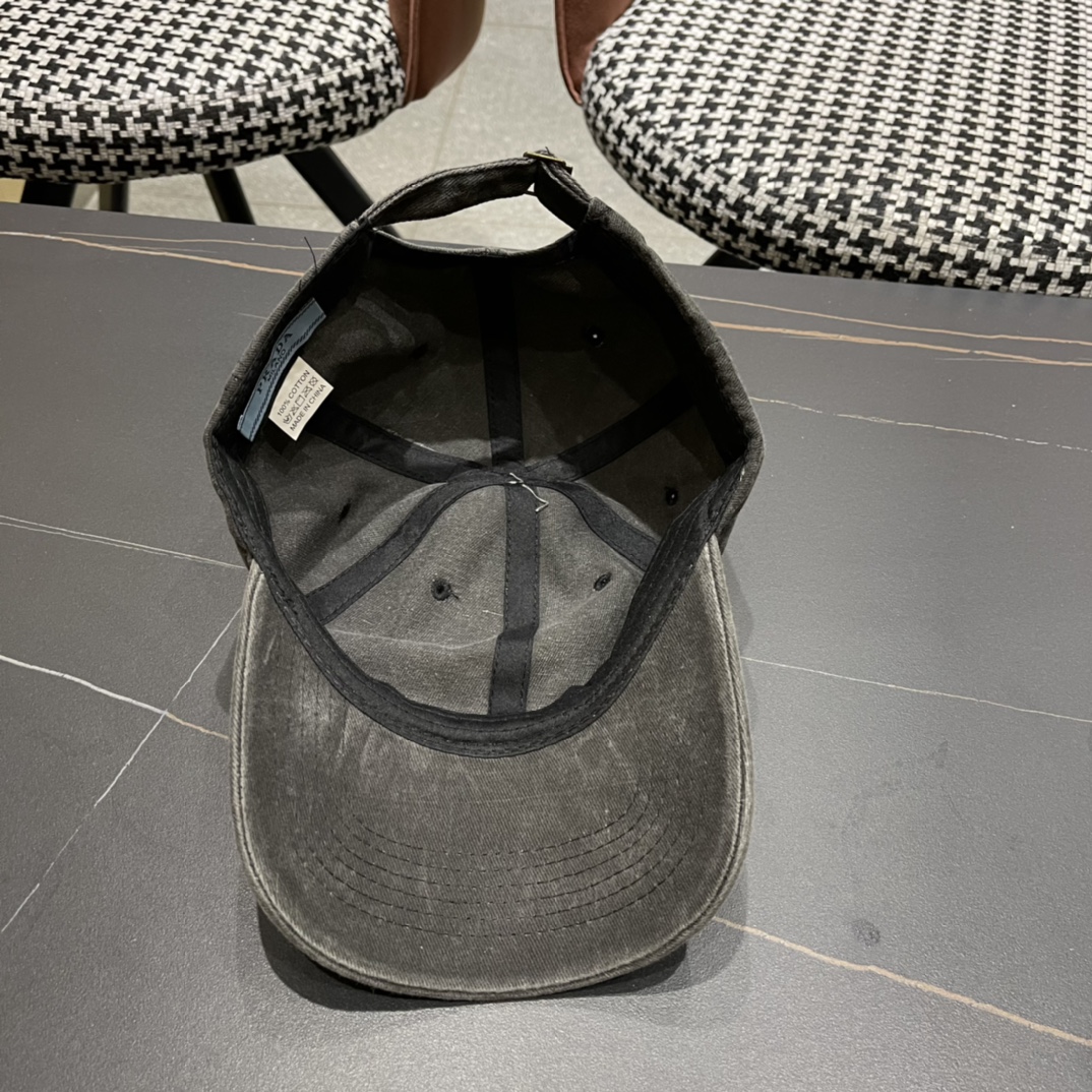  普拉达Prada 经典三角标棒球帽🧢颜色完美 帽型正点 简直谁戴都好看🧐质量超赞👍 时尚百搭