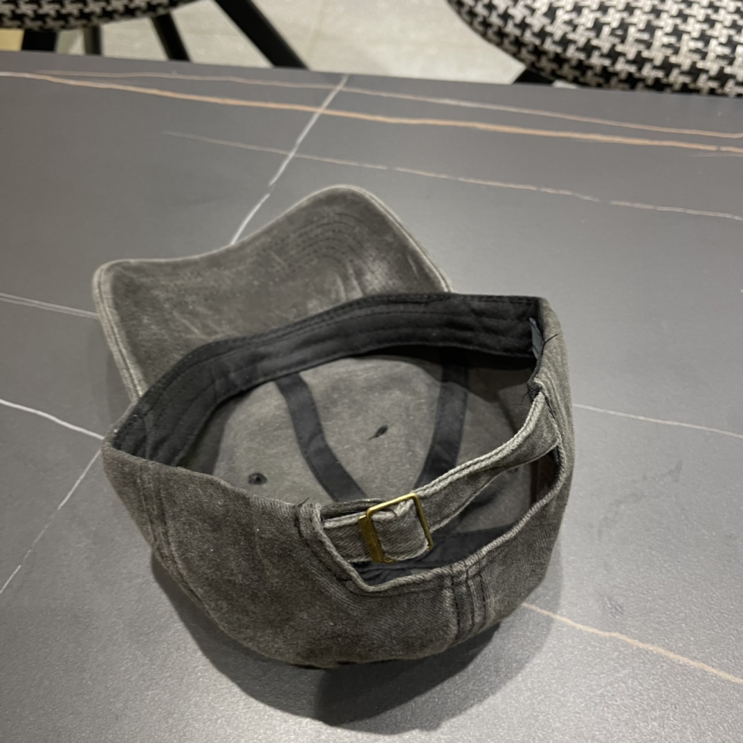  普拉达Prada 经典三角标棒球帽🧢颜色完美 帽型正点 简直谁戴都好看🧐质量超赞👍 时尚百搭