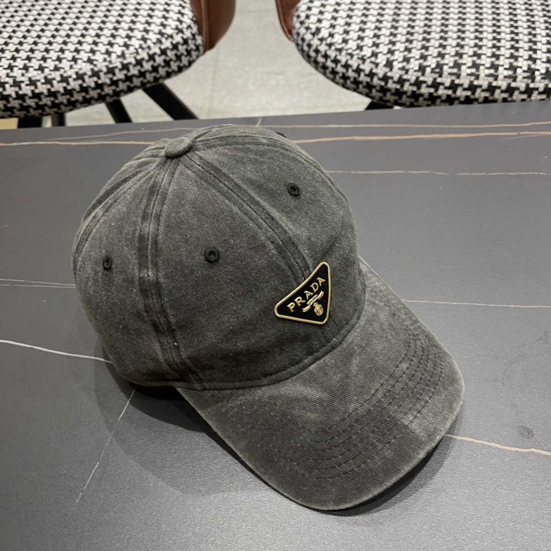  普拉达Prada 经典三角标棒球帽🧢颜色完美 帽型正点 简直谁戴都好看🧐质量超赞👍 时尚百搭