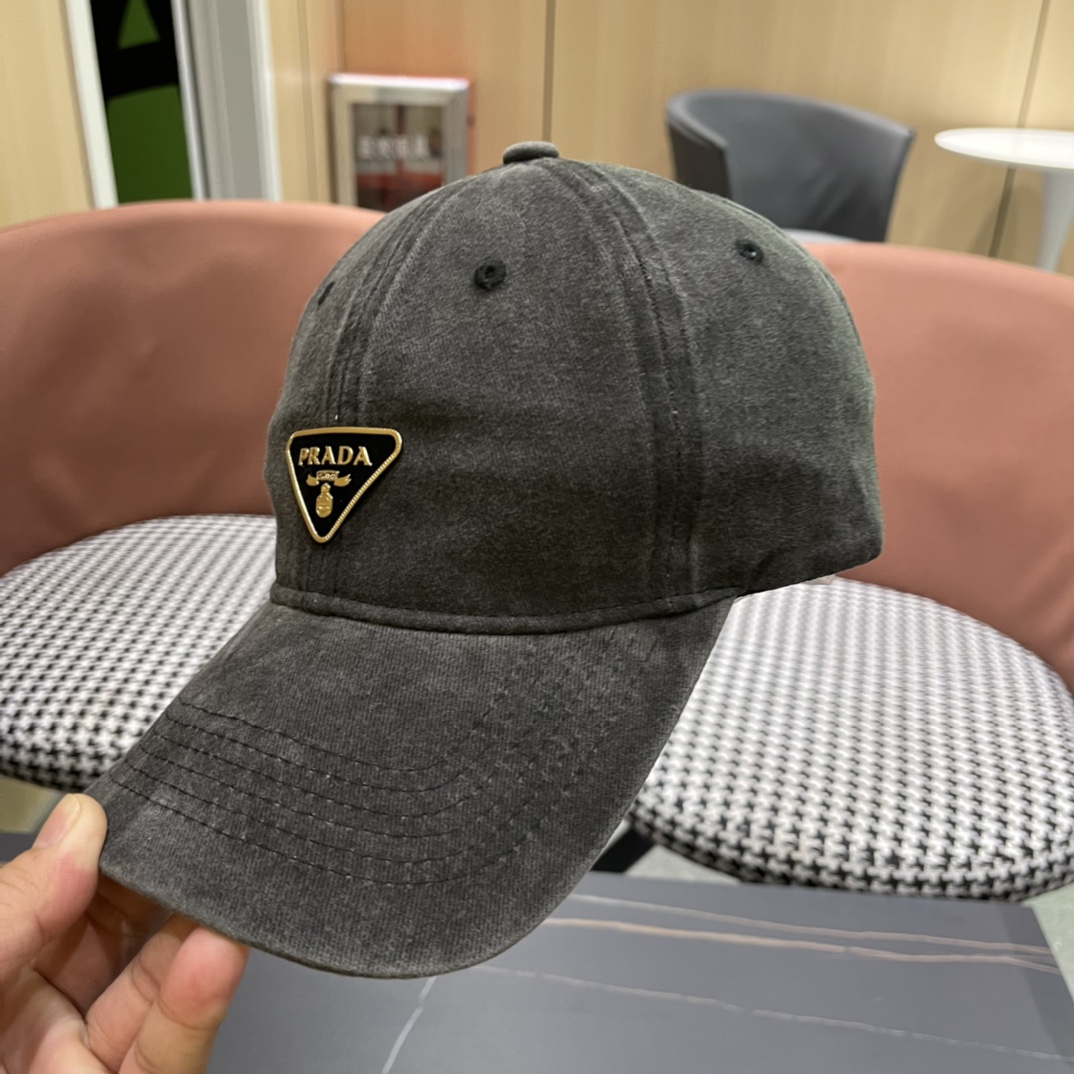  普拉达Prada 经典三角标棒球帽🧢颜色完美 帽型正点 简直谁戴都好看🧐质量超赞👍 时尚百搭