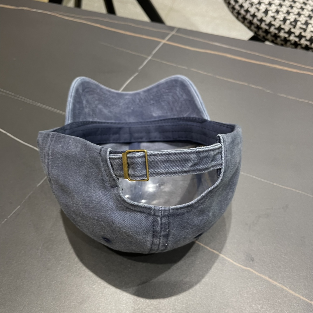  普拉达Prada 经典三角标棒球帽🧢颜色完美 帽型正点 简直谁戴都好看🧐质量超赞👍 时尚百搭