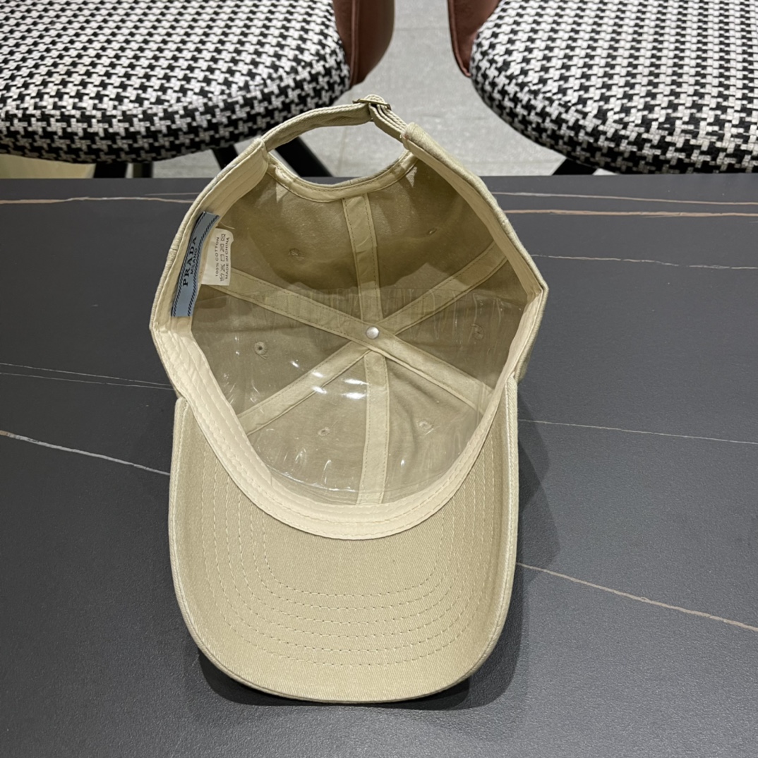  普拉达Prada 经典三角标棒球帽🧢颜色完美 帽型正点 简直谁戴都好看🧐质量超赞👍 时尚百搭