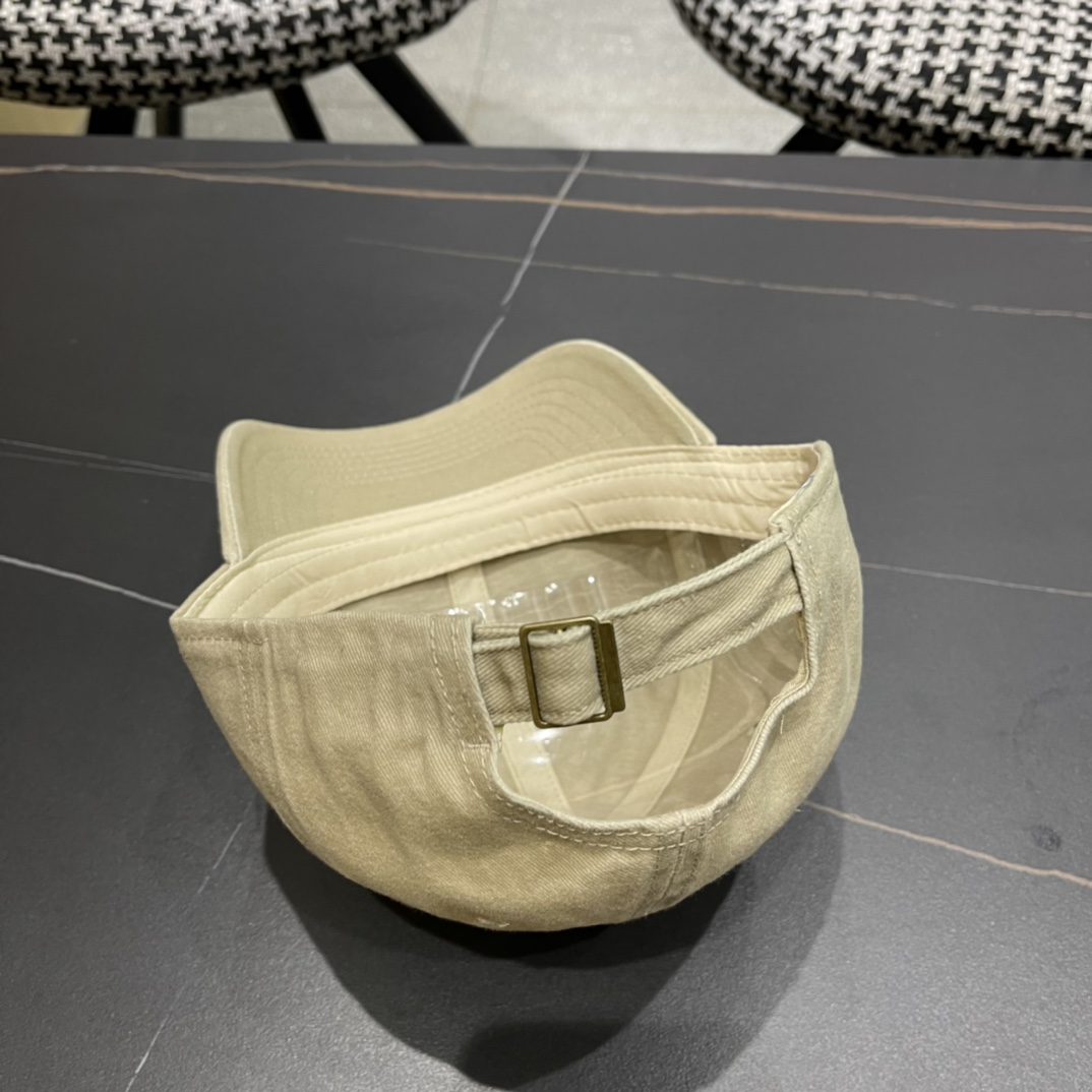  普拉达Prada 经典三角标棒球帽🧢颜色完美 帽型正点 简直谁戴都好看🧐质量超赞👍 时尚百搭