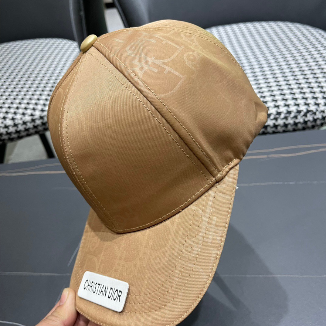  Dior迪奥棒球帽🧢美美哒😋简约大气❤时尚大方🌹低调奢华🥰防晒，时尚两不误，百搭款🙆🏻😱亲，赶紧入手吧