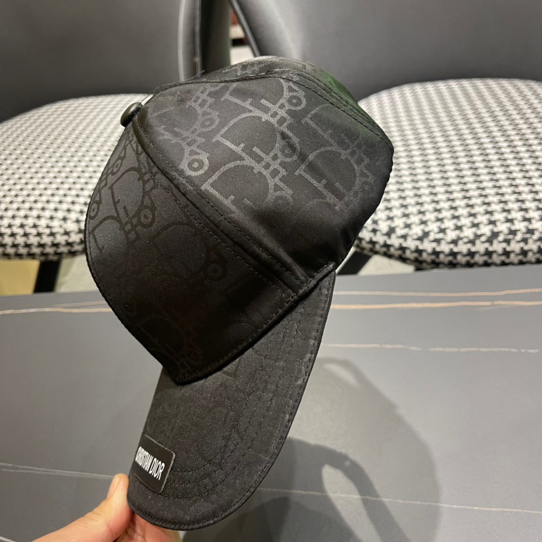  Dior迪奥棒球帽🧢美美哒😋简约大气❤时尚大方🌹低调奢华🥰防晒，时尚两不误，百搭款🙆🏻😱亲，赶紧入手吧