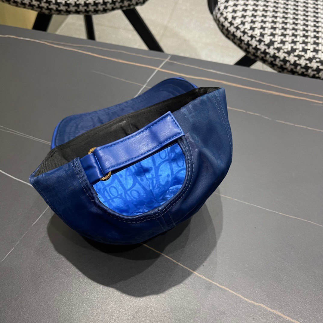  Dior迪奥棒球帽🧢美美哒😋简约大气❤时尚大方🌹低调奢华🥰防晒，时尚两不误，百搭款🙆🏻😱亲，赶紧入手吧