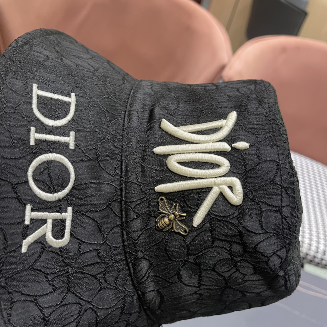 💛【DIOR迪奥】2024新款官方大牌渔夫帽🌈
遮阳百搭的一款～非常有质感