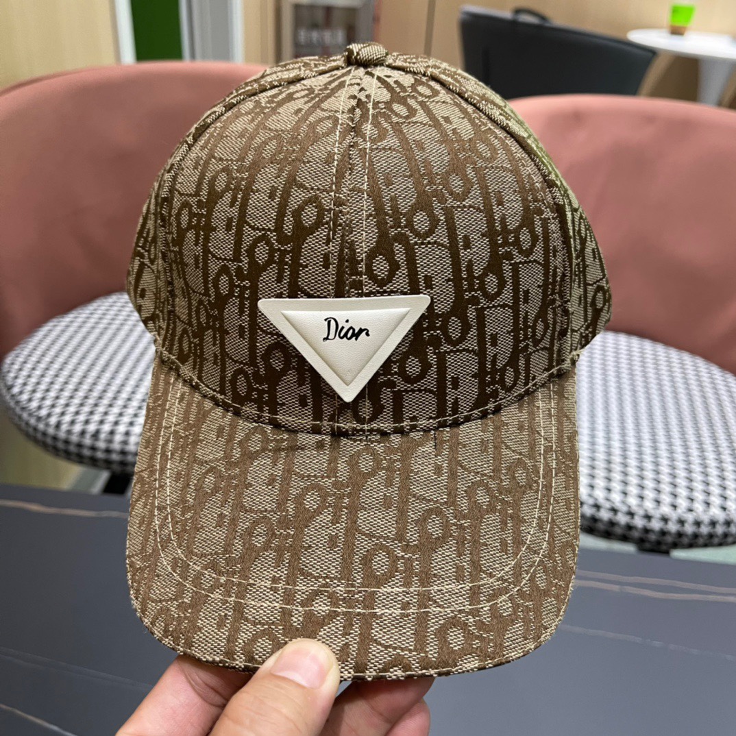 ，Dior(迪奥)新款原单棒球帽， 11开模订制，原版绸缎布料+头层牛皮，纯棉内里，轻盈透气！质量超赞，