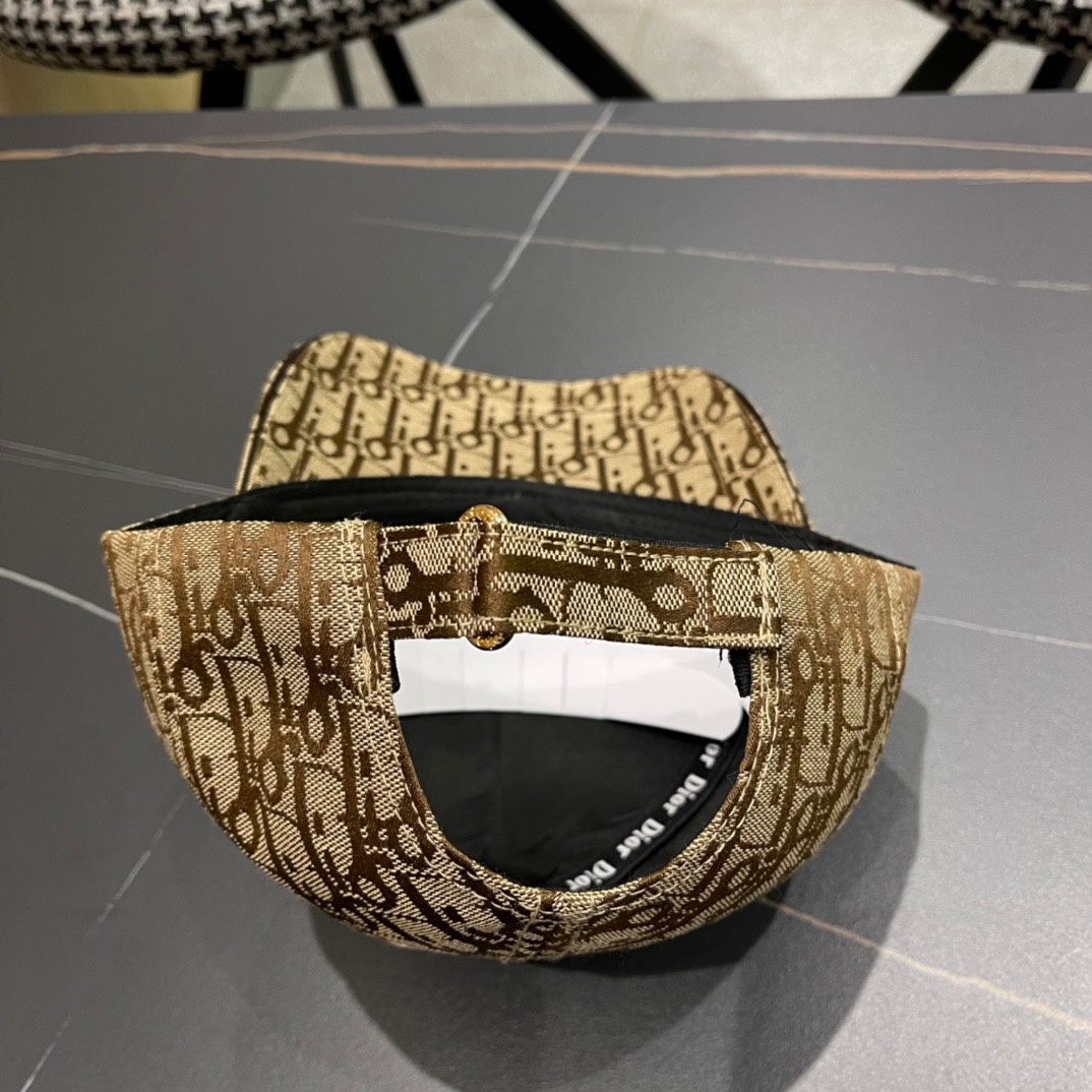 ，Dior(迪奥)新款原单棒球帽， 11开模订制，原版绸缎布料+头层牛皮，纯棉内里，轻盈透气！质量超赞，