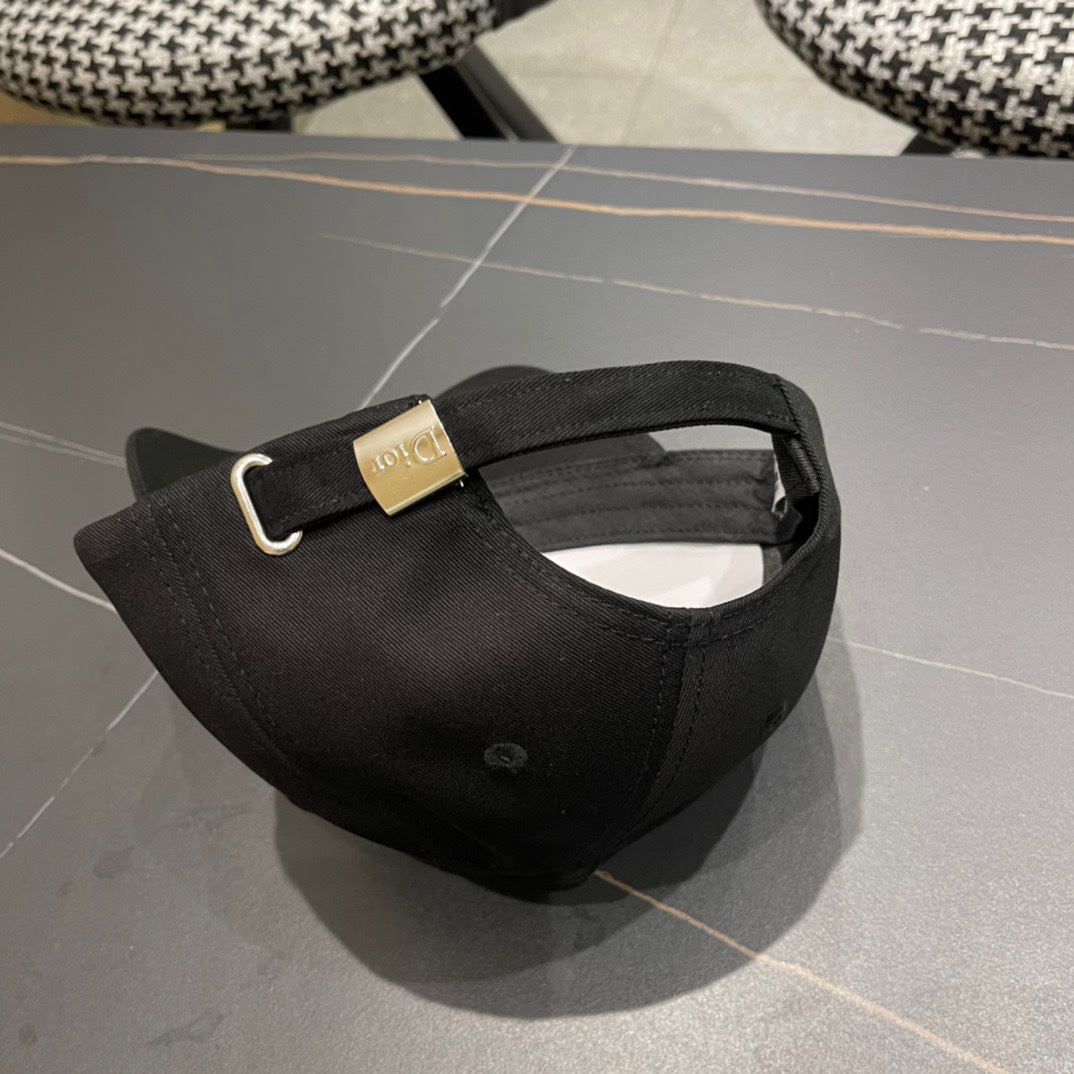 
DIOR迪奥
官网同步新款发布棒球帽🧢超级火爆，男女必备，