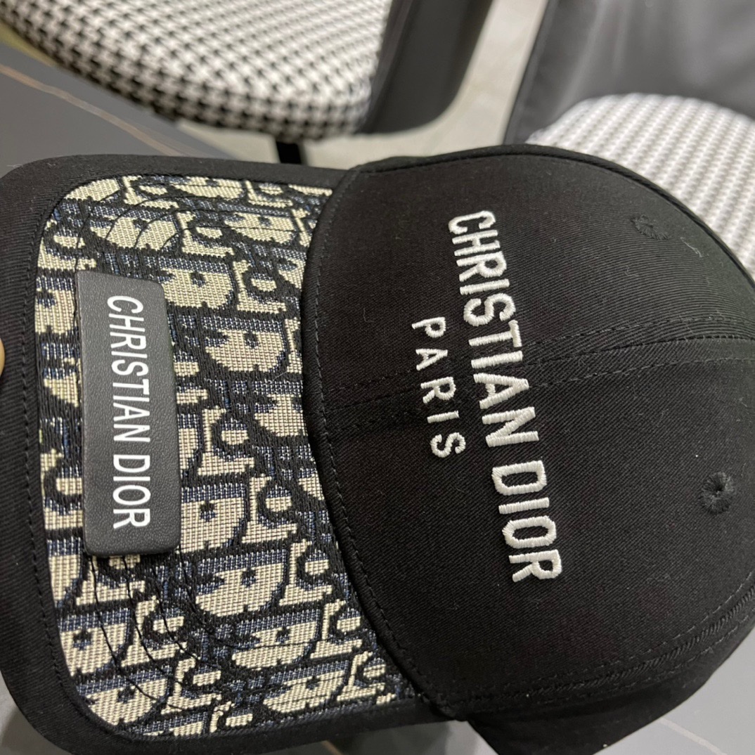 
DIOR迪奥
官网同步新款发布棒球帽🧢超级火爆，男女必备，