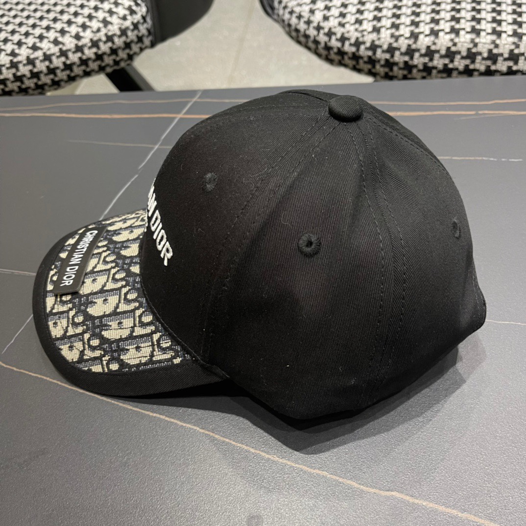 
DIOR迪奥
官网同步新款发布棒球帽🧢超级火爆，男女必备，
