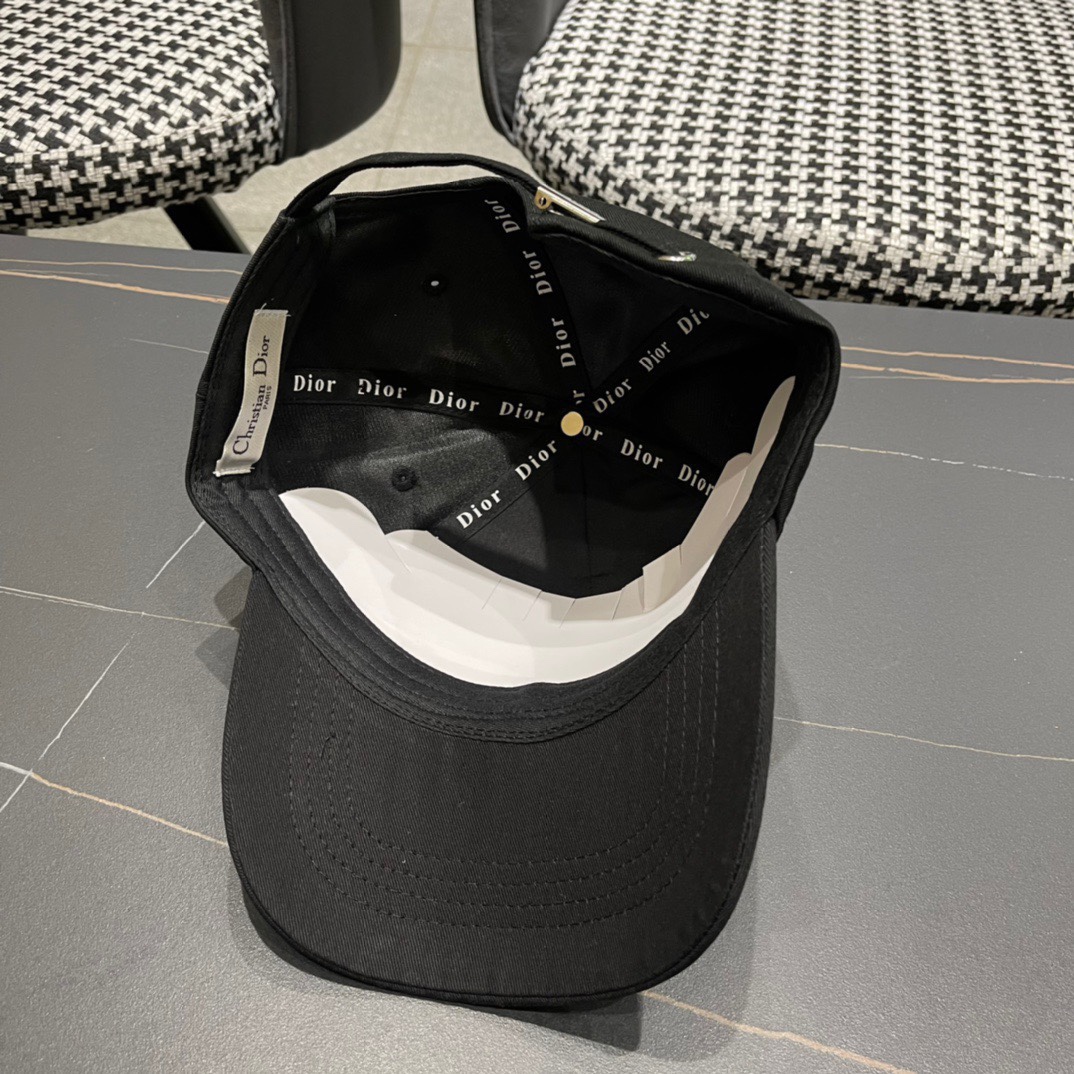 
DIOR迪奥
官网同步新款发布棒球帽🧢超级火爆，男女必备，