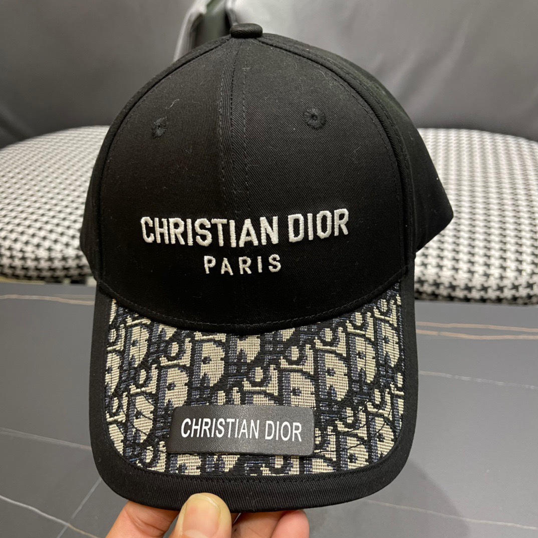 
DIOR迪奥
官网同步新款发布棒球帽🧢超级火爆，男女必备，